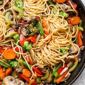 Veggie lo mein in a cast iron skillet.